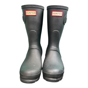 Hunter Women’s original short rain boots- Matte black 
Size 6 fits up to 7